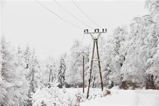 大雪覆盖电力传输，华全发电机组稳定供电